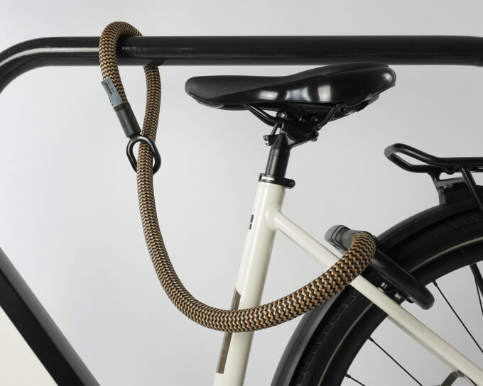 tex–lock mate in wild hemp erweitert Rahmenschloss, indem es Fahrrad an Fahrradständer sichert