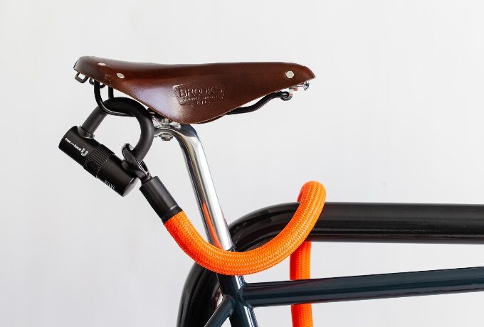 tex-lock eyelet orange mit U-Lock an Ledersattel