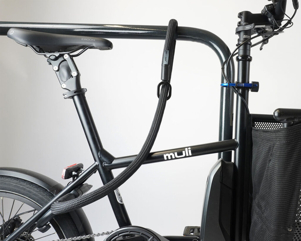 Rahmenschloss mit Verlängerung aus Textil in schwarz sichert E-Lastenrad an Fahrradständer