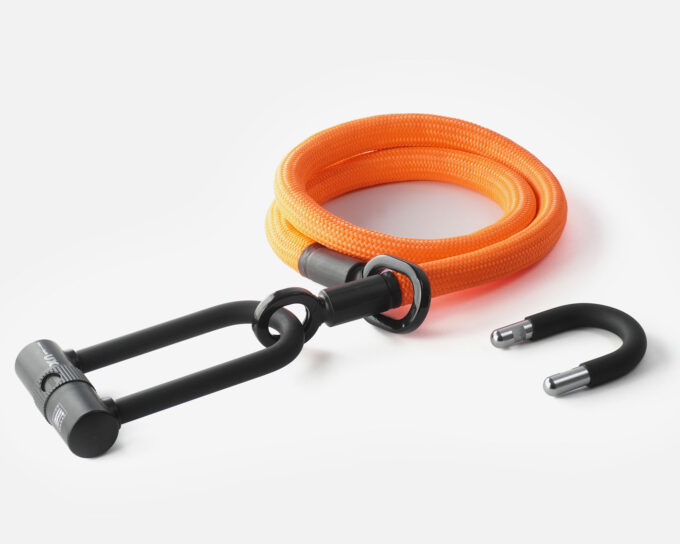 tex–lock eyelet in acid orange, Größe M, ineinander gewickelt mit X-lock am Seilende, kürzerer U-lock Bügel daneben
